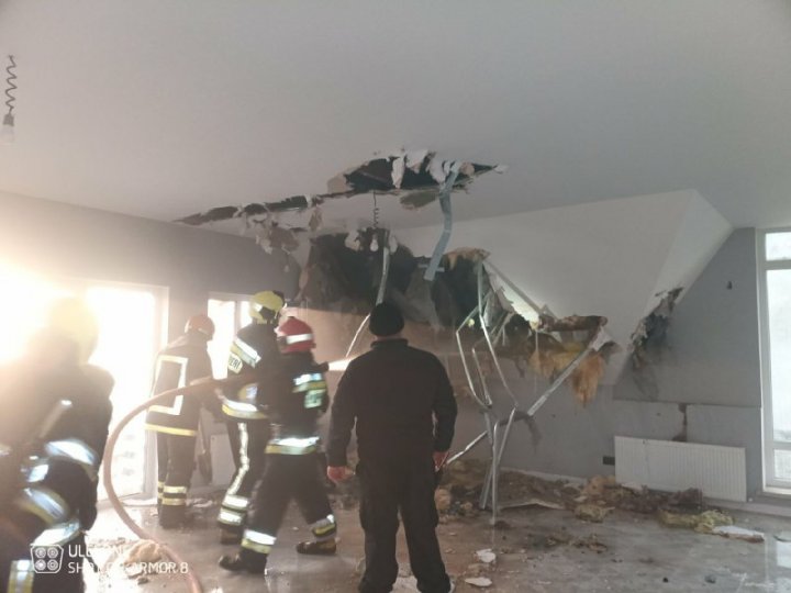 INCEDIU în Capitală. O casă de locuit cu două nivele a fost cuprinsă de flăcări (FOTO)