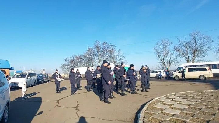 Sănătate și pace! În ajunul Crăciunului, Polițiștii de Frontieră din Moldova și-au colindat colegii din Ucraina (VIDEO)