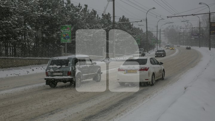 Pe străzile din Chișinău au fost presărate 320 de tone de material antiderapant, noaptea trecută