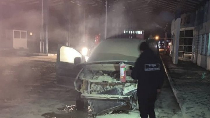 O mașină a luat foc la ieșire din țară. Flăcările au distrus secțiunea motorului