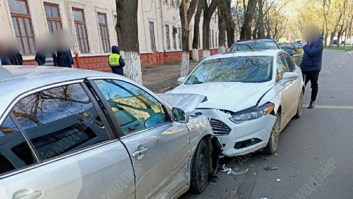 Accident în lanț la Bender. Un șofer a ajuns la spital cu traumatisme (FOTO)