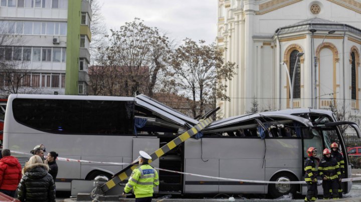 Autocar cu 47 de pasageri, implicaţi într-un GRAV accident în Bucureşti. O persoană a decedat, iar 22 sunt rănite (FOTO)