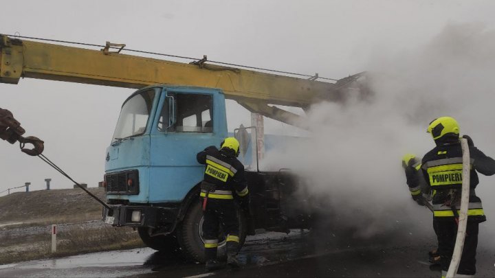 Automacara, cuprinsă de flăcări pe traseu. Focul a afectat caroseria și platforma mobilă (FOTO/VIDEO)