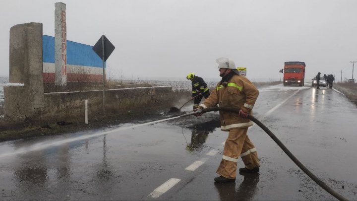 Automacara, cuprinsă de flăcări pe traseu. Focul a afectat caroseria și platforma mobilă (FOTO/VIDEO)