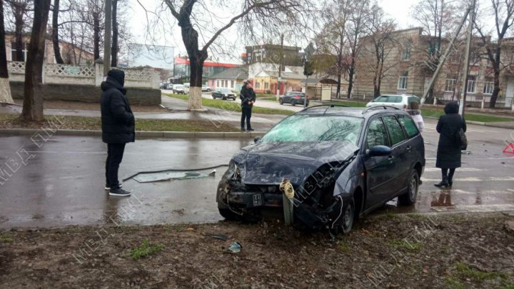 Accident la Bender. O maşină s-a izbit într-un microbuz cu pasageri, apoi s-a proiectat într-un stâlp de semafor (FOTO)