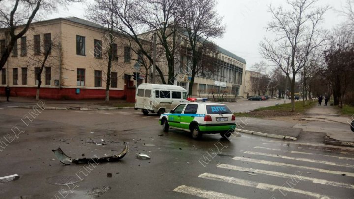 Accident la Bender. O maşină s-a izbit într-un microbuz cu pasageri, apoi s-a proiectat într-un stâlp de semafor (FOTO)