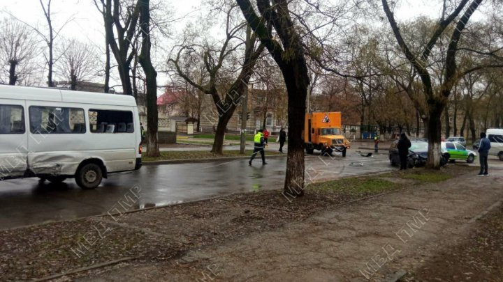 Accident la Bender. O maşină s-a izbit într-un microbuz cu pasageri, apoi s-a proiectat într-un stâlp de semafor (FOTO)