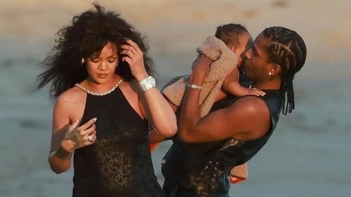 Ca în filme. Rihanna și iubitul A$AP Rocky, şedinţă foto cu bebeluşul pe plajă (FOTO)