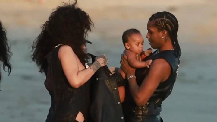 Ca în filme. Rihanna și iubitul A$AP Rocky, şedinţă foto cu bebeluşul pe plajă (FOTO)