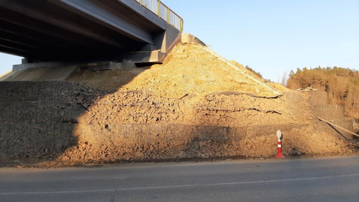 Lucrări de reparaţie pe acelaşi loc. Explicaţia autorităţile privind avaria podului de la Hruşova (FOTO)