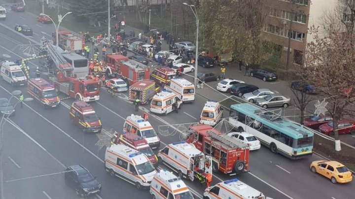 Autocar cu 47 de pasageri, implicaţi într-un GRAV accident în Bucureşti. O persoană a decedat, iar 22 sunt rănite (FOTO)