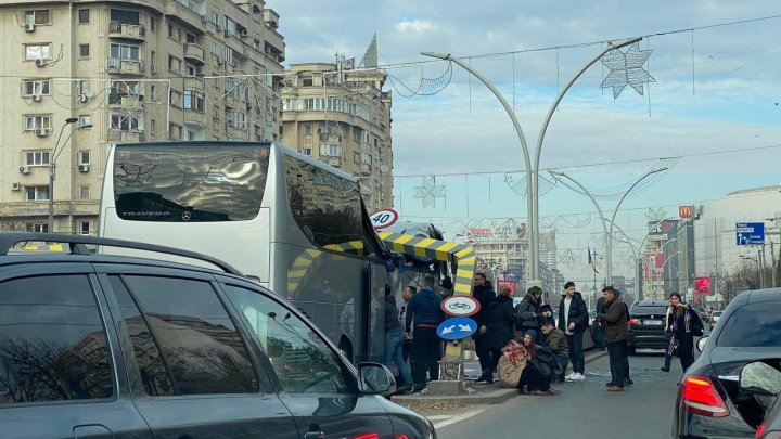 Autocar cu 47 de pasageri, implicaţi într-un GRAV accident în Bucureşti. O persoană a decedat, iar 22 sunt rănite (FOTO)