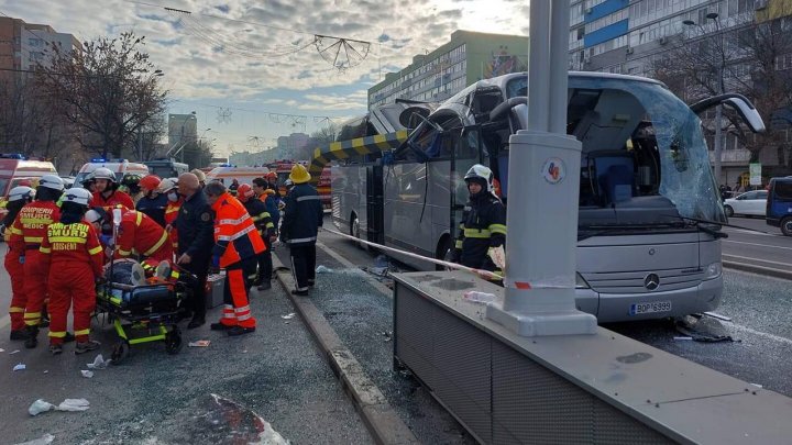 Autocar cu 47 de pasageri, implicaţi într-un GRAV accident în Bucureşti. O persoană a decedat, iar 22 sunt rănite (FOTO)