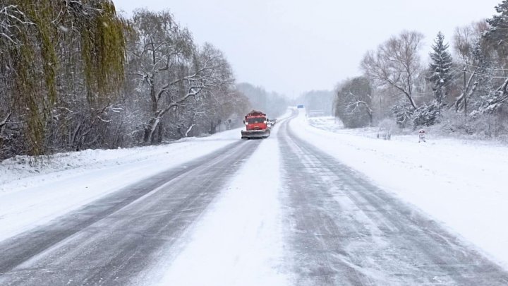 NINGE în nordul țării. Drumarii au intervenit pentru a deszăpezi șoselele (FOTO)