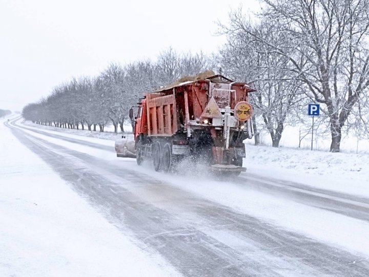 NINGE în nordul țării. Drumarii au intervenit pentru a deszăpezi șoselele (FOTO)