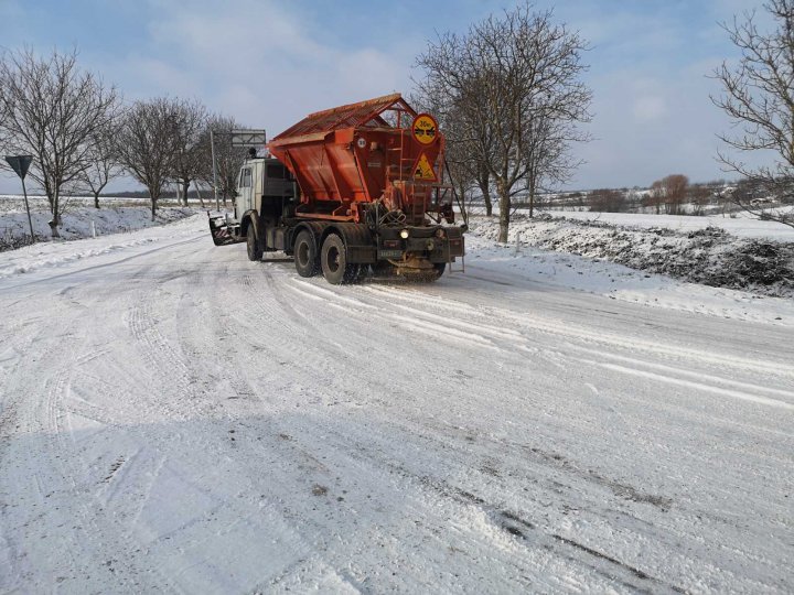 NINGE în nordul țării. Drumarii au intervenit pentru a deszăpezi șoselele (FOTO)