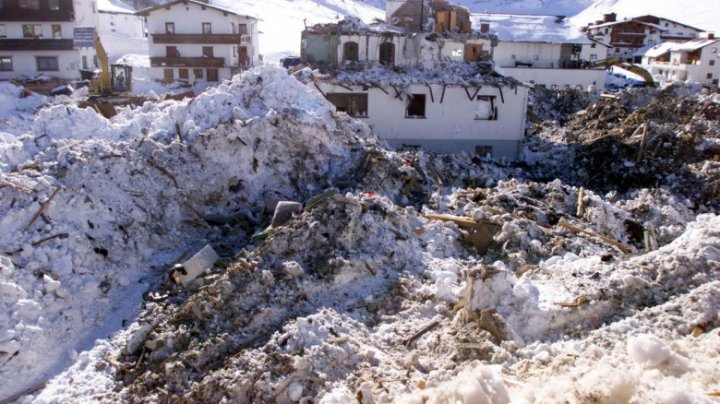 Avalanşă într-o staţiune din Austria. Zece oameni au fost îngropaţi în zăpadă