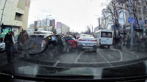 CARAMBOL pe bd. Ştefan cel Mare. Un şofer teribilist a accidentat mai multe maşini (VIDEO)