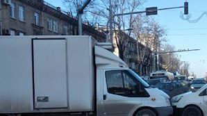 Accident la o intersecție din Centrul Capitalei. Două mijloace de transport s-au ciocnit