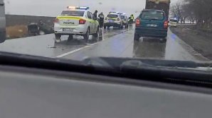 Accident în lanț pe un drum din sudul țării. Patru mașini s-au ciocnit, iar alta a ajuns în șanț (VIDEO)