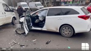Accident rutier la o intersecție din Capitală. Două automobile s-au ciocnit violent (VIDEO)