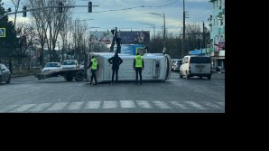 Accident matinal la Bălți. Un microbuz s-a răsturnat în timpul deplasării (VIDEO)