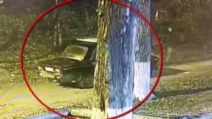 Au furat un automobil din curtea unui bloc din Capitală. Suspecții, cercetați penal (VIDEO)