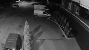 A furat o mașină, apoi a lăsat-o pe marginea drumului. Este isprava unui minor, pentru care riscă să ajungă la închisoare (VIDEO)