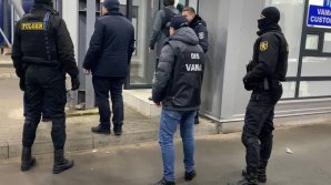 Nouă angajaţi ai Serviciului Vamal şi Poliţiei de Frontieră BĂNUIŢI pentru luare de mită. Alţi 16 au statut de învinuiţi