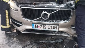 Incendiu pe bulevardul Ştefan cel Mare şi Sfânt. O maşină a fost cuprinsă de flăcări (FOTO)