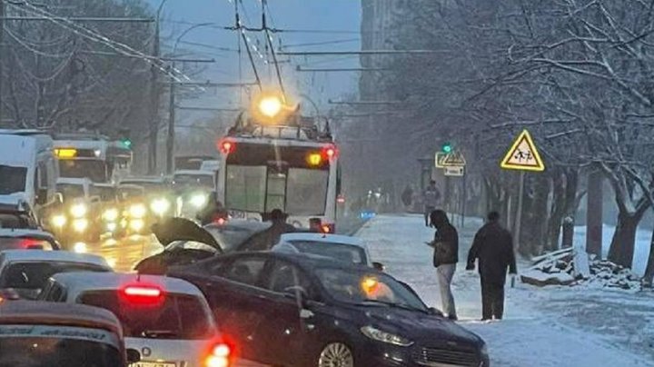 Accident matinal în Capitală. Trei mijloace de transport avariate și o persoană internată în urma impactului