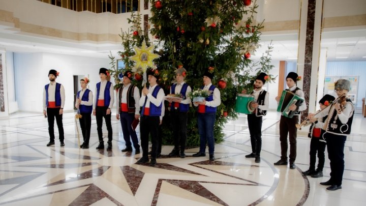 Colindători la Președinție. Un grup de tineri din Ceadîr Lunga au susținut un recital în patru limbi (FOTO/VIDEO)