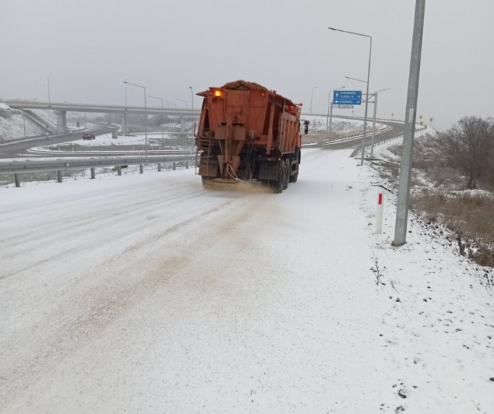 Drumarii, în acțiune. În centrul și sudul ţării au fost împrăştiate sute de tone de material antiderapant (FOTO)