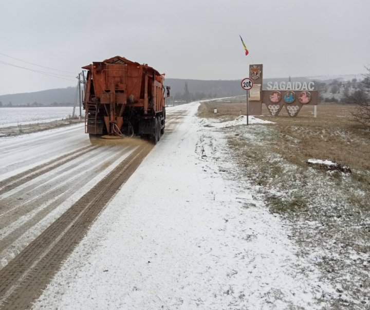 Drumarii, în acțiune. În centrul și sudul ţării au fost împrăştiate sute de tone de material antiderapant (FOTO)