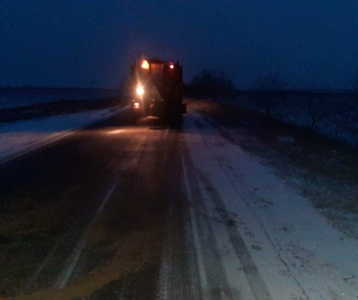 Drumarii, în acțiune. În centrul și sudul ţării au fost împrăştiate sute de tone de material antiderapant (FOTO)