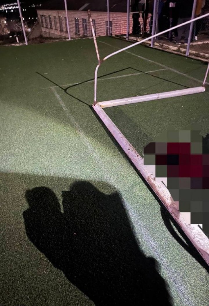 Caz tragic la Orhei. O poartă metalică s-a prăbușit peste un minor, provocându-i traumatisme incompatibile cu viața (FOTO)