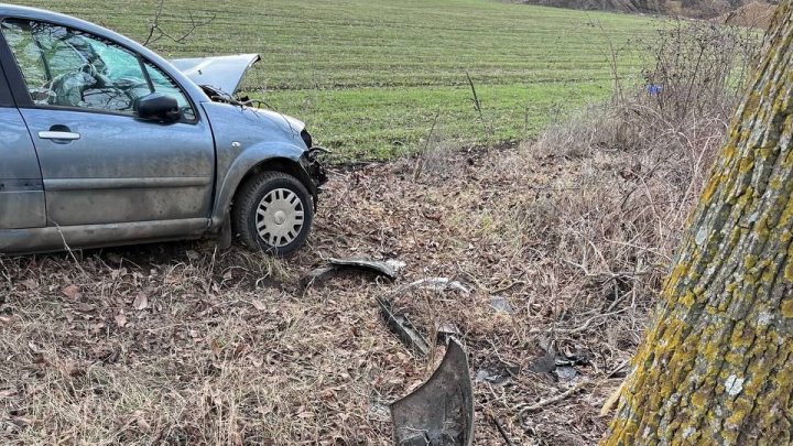 ACCIDENT GRAV la Hâncești. O tânără a murit. Mașina, făcută un morman de fiare (FOTO)