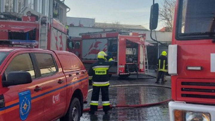 Incendiu la un depozit din Capitală. La fața locului au intervenit 4 autospeciale (FOTO)