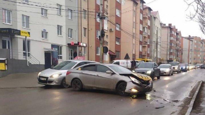 Accident rutier pe o stradă din Durlești. RTEC: Este afectată circulația troleibuzului nr.35