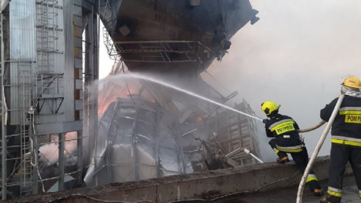 Incendiu de amploare în portul Giurgiulești. A luat foc un rezervor de păstrare a cerealelor (FOTO)