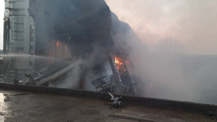 Incendiu de amploare în portul Giurgiulești. A luat foc un rezervor de păstrare a cerealelor (FOTO)