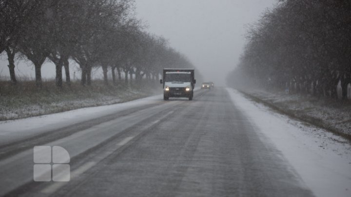 Drumarii, în acțiune. În centrul și sudul ţării au fost împrăştiate sute de tone de material antiderapant (FOTO)