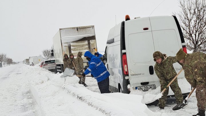 Ninsorile și viscolul fac ravagii în România. Au fost paralizate mai multe artere de circulație (FOTO)