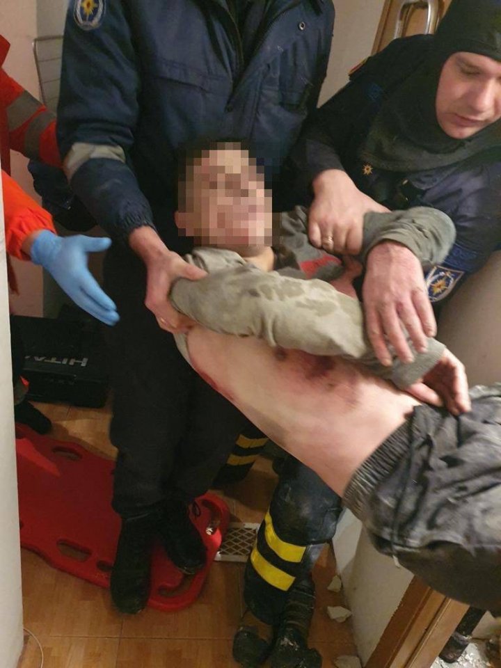 Blocat într-o gură de ventilare. Operațiune de salvare în noaptea de Crăciun (FOTO)