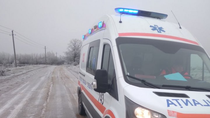 Ambulanțe, blocate în drum spre pacienți. A fost nevoie de intervenția salvatorilor în mai multe localități