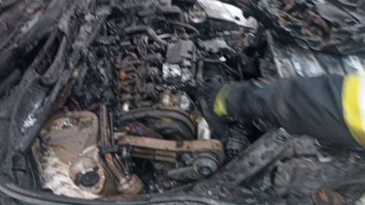 Incendiu pe bulevardul Ştefan cel Mare şi Sfânt. O maşină a fost cuprinsă de flăcări (FOTO)