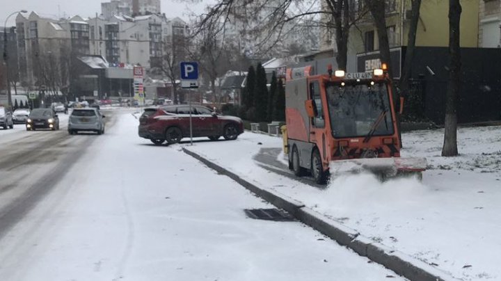 Pe parcursul nopții trecute, Serviciile specializate au luptat cu poleiul de pe drumurile din Capitală