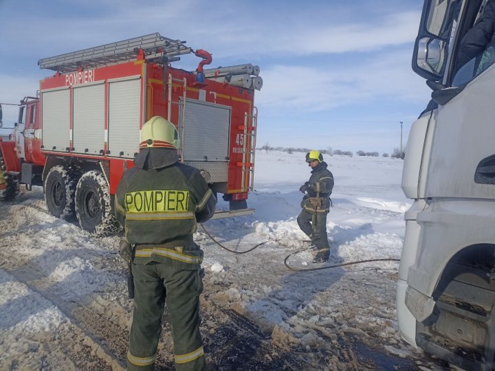 A NINS PUTERNIC în sudul țării. Mai multe vehicule, blocate în zăpadă. Salvatorii au intervenit în mai multe localități (VIDEO)