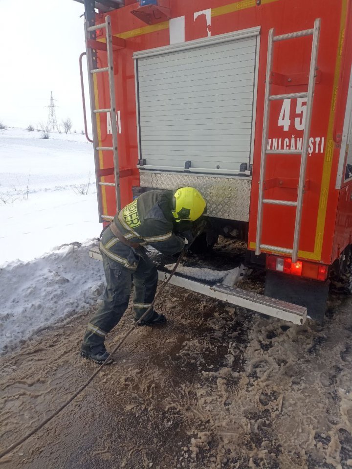 A NINS PUTERNIC în sudul țării. Mai multe vehicule, blocate în zăpadă. Salvatorii au intervenit în mai multe localități (VIDEO)