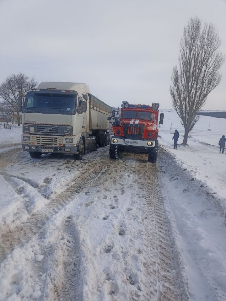 A NINS PUTERNIC în sudul țării. Mai multe vehicule, blocate în zăpadă. Salvatorii au intervenit în mai multe localități (VIDEO)